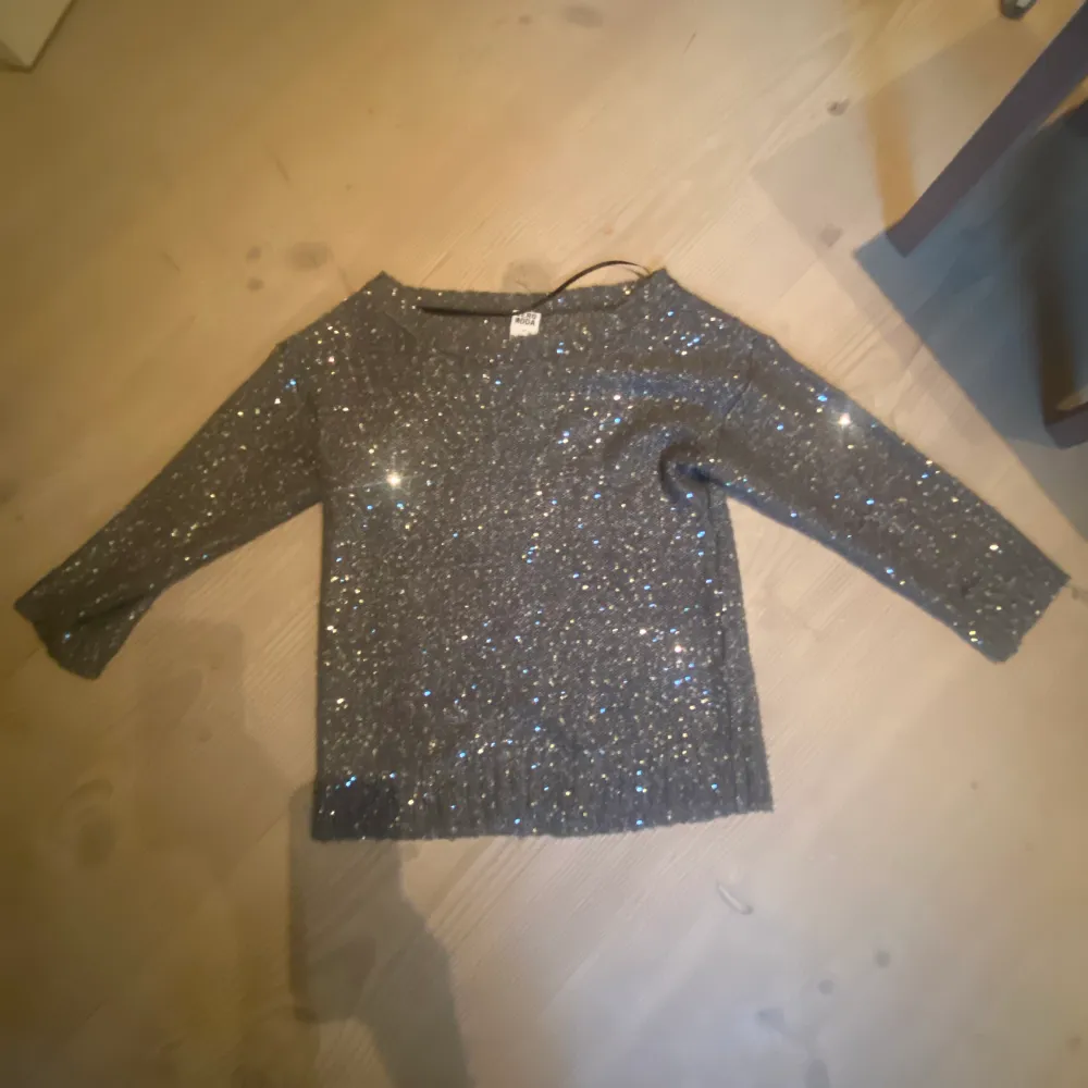 en jättefin glittrig tröja från Vera Moda som jag säljer vidare då den inte längre är min stil. Den är i M men jag är en S och den passar mig. Jag har använt den men har ingen skada eller fläck !💓 skriv privat för mer info 👏. Toppar.