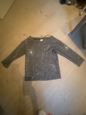 glitter blus🙌🏼🙌🏼 - en jättefin glittrig tröja från Vera Moda som jag säljer vidare då den inte längre är min stil. Den är i M men jag är en S och den passar mig. Jag har använt den men har ingen skada eller fläck !💓 skriv privat för mer info 👏