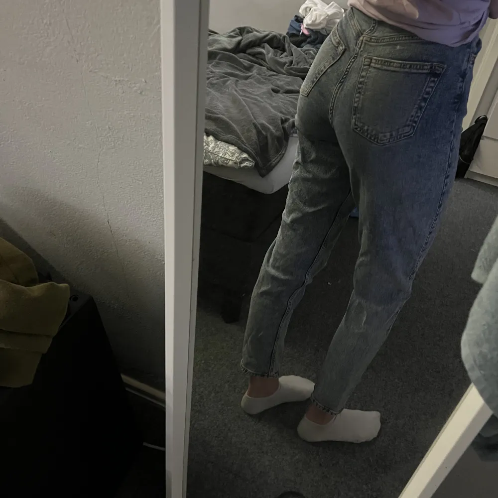 Mom jeans i storlek 34. De är använda fåtal gånger . Jeans & Byxor.
