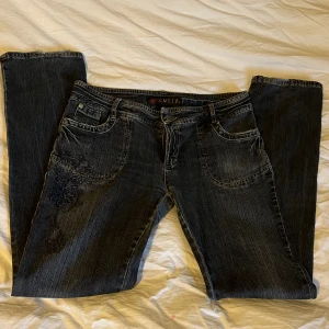 Jeans - Jag köpte dessa på second hand därav vet jag inte vart de är ifrån men det står ”curly”. De är i använt skick och har olika slitningar. Dem är flare skulle jag säga och as snygga. Säljer då det inte är min stil längre. (Skriv för fler bilder)