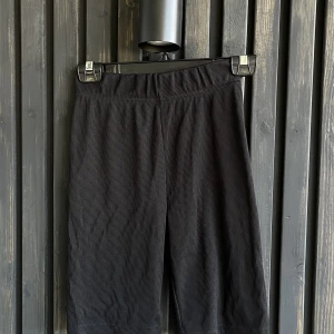 Cykelbyxor/shorts  - Storlek XS. Endast använda ett par gånger.   Hämtas i Lund eller skickas om köparen står för frakten 