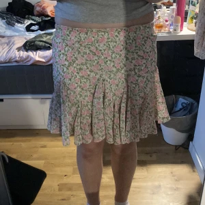 Kjol - Jätte fin blommig kjol