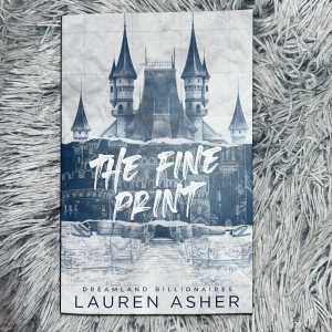 The Fine Print - Säljer the fine print av Lauren Asher. Köparen står för frakten. Har inte skrivit i boken och klistermärkena tas bort innan jag postar boken.