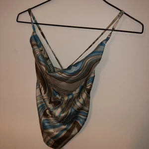 Siden topp med öppen rygg - Siden topp men knytning baktill