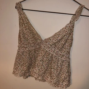 Blommig topp - Använd max 2 gånger så näst intill nyskick