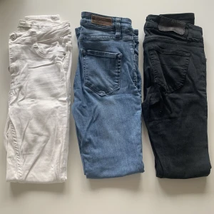 Svarta Jeans - Svarta Jeans 26/32(S): 29kr  Kan mötas upp Vid Köp av alla Jeans: 79kr Vid köp av alla kläder (Se profil) 249kr