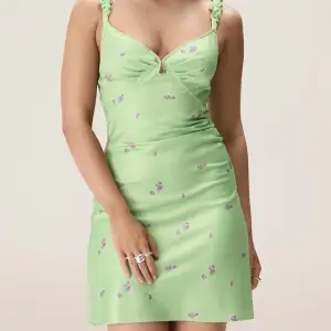 Säljer nu denna drömklänningen, pga får ej tillfälle att använda den. Liten i strl, det är strl 40 men passar mig som vanligtvis har 36/38. Kan även skicka bild med klänningen på mig. 
