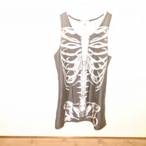 Linne, Svart, skelett motiv - Linne i polyester motivet ska föreställa ditt skelett.