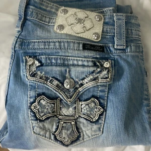 miss me jeans - sååå snygga miss me jeans 😍har en ljus blå tvätt, passar inte mig därför jag säljer dom. innebenslängd: 80, midjemått (rakt över) 39 ❤️inga defekter på alls vad jag kan se