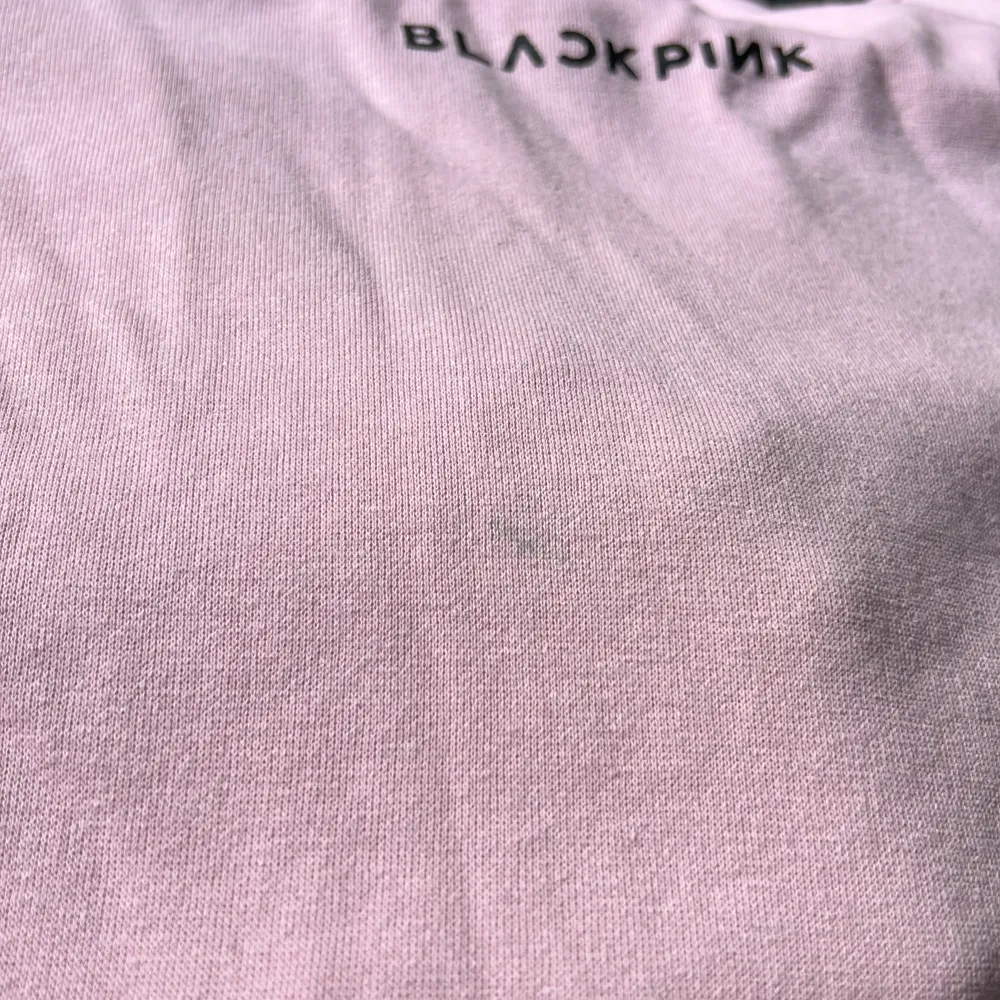 En jättefin blackpink tröja köpt från hm ( officiell Merch ) storlek M, inte så mycket använd men har ett par defekter på tröjan såsom nån från inte jätte synlig fläck ( sista bilden ) och några andra fläckar, annars jättefint skick<3. Tröjor & Koftor.