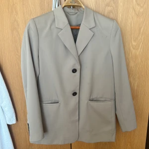 Kavaj från Other Stories  - Kavaj från & other stories storlek M. Köp direkt i appen för 80kr