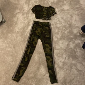 Tränings kit i kamouflage färg - Tränings kit i kamouflage färg . Använd några gånger . Från shein . Ränder på sidan av byxorna