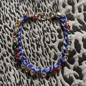 Helt nytt halsband från Zara, Aldrig använt.  Lila sidenband och stenar i flera färger.  Längd 42 cm.