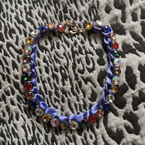 Helt nytt halsband 💎 - Helt nytt halsband från Zara, Aldrig använt.  Lila sidenband och stenar i flera färger.  Längd 42 cm.