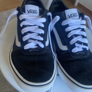 Vans skor - Säljer dem här jättefina Vans ”Old Skool” skorna i bra skick (Tecken på användning finns, nya skosnören)  Hör av er om ni har fler frågor💕 Pris kan diskuteras💕