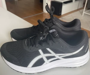 Asics stl 39 - Nästan oanvända löparskor. 