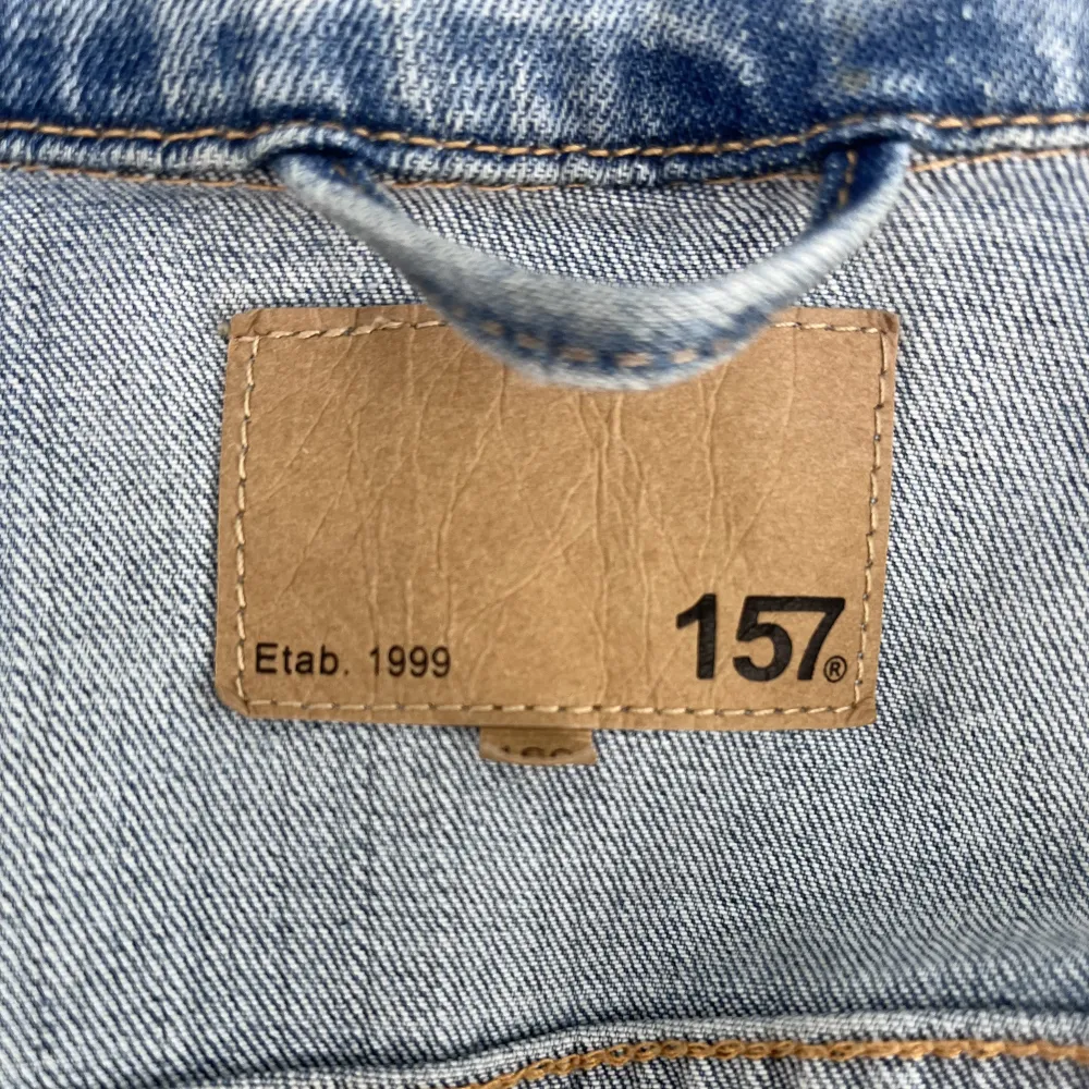 En jätte snygg jeans jacka i bra skick från lager 157. Jackan är i barnstolen 160 men passar både S och M Den är liten för mig som vanligtvis har storlek M/38 i kläder. (Jackan är stretchig) Jag köpte den för 500 kr.. Jackor.