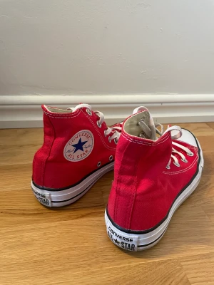 Converse - Röda converse. Använts några få gånger men används aldrig längre tyvärr. Supersnygga och inprincip som nya! 🫶🏼