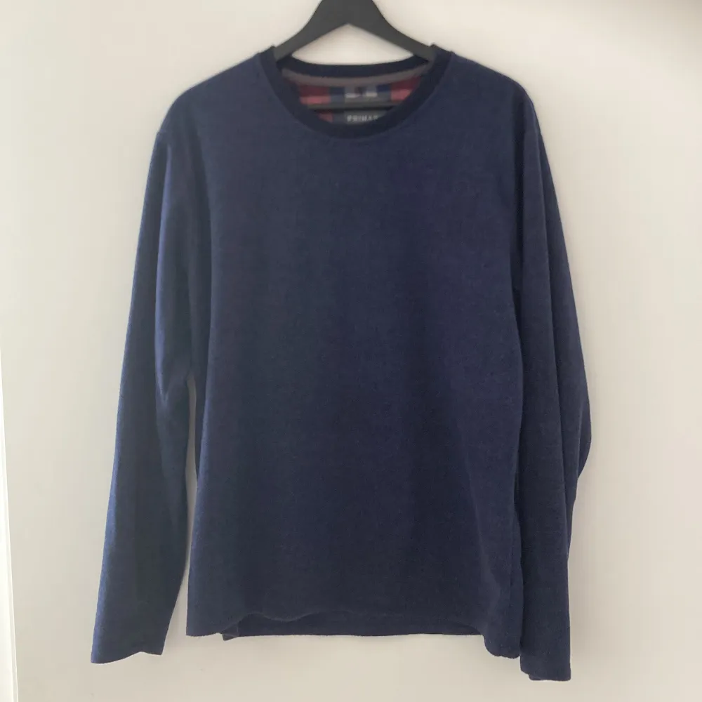 Mysig mörkblå sweatshirt i jättemjuk polyester. Har haft den länge men har knappt använt den så den är i bra skick. Tröjor & Koftor.