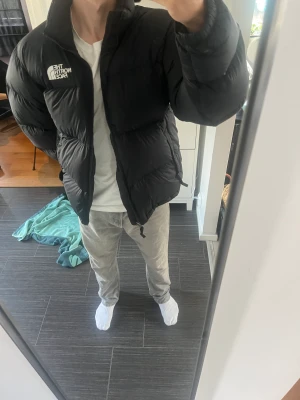 Northface Jacka 1996 Retro Nuptse Jacket - The North Face 1996 Retro Nuptse Jacket från SNS köpt för 3500kr och använd under en vinter bara. Så väldigt sparsamt använda säljer denna pågrund av att jag har köpt en ny