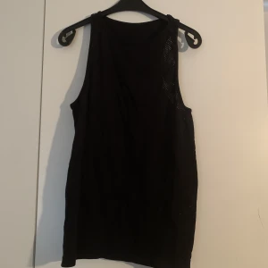 Träningslinnen  - Svart mönstrat med hål st 38, oanvänd.  Ljus blå st M, använt skick. 