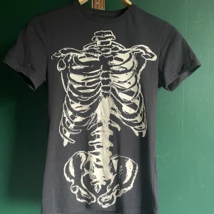 skelett-tröja - figursydd skelett-tröja i xs 🦴säljer då den är lite för liten för mig!