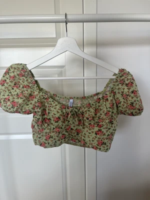 Topp - Superfin topp från stradivarius som endast är använd 1 gång då den blivit för liten för mig:( super bra skick!