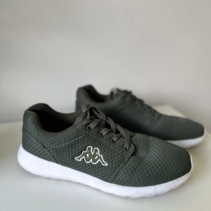 Sneakers  - Sneakers från kappa som knappt är använda 2-3 gånger. 