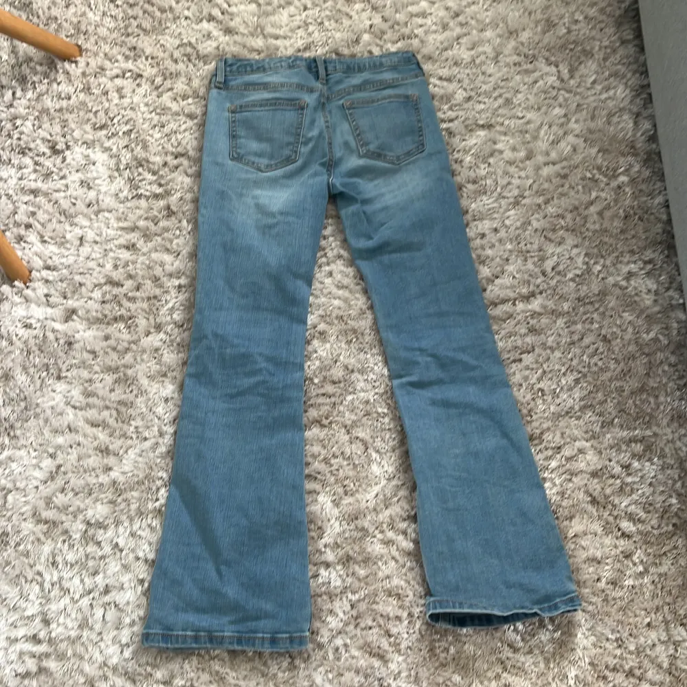  Lowest bootcut jeans blå andvända lite inte slitna alls säljs för de är för korta för mig . Jeans & Byxor.