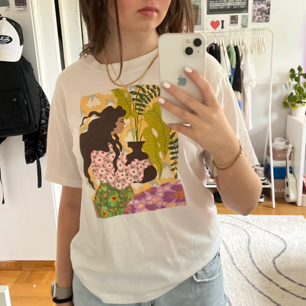 T-shirt med tryck från Monki 💛. T-shirts.