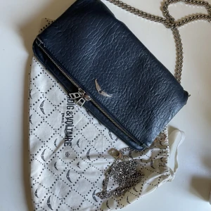 Zadig & Voltaire  - Intressekoll på denna sjukt fina väskan från Zadig & Voltaire som inte kommer till användning. Väskan är helt slutsåld! Lite märken på väskan därav kan priset diskuteras:) Skriv gärna privat om bilder eller frågor. 💕 Den har lite märken 
