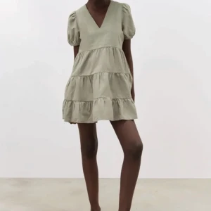 Zara klänning - Säljer då den inte kommer till användning längre. Storlek L men sitter bra på mig som har M. Skriv för mer bilder 💞