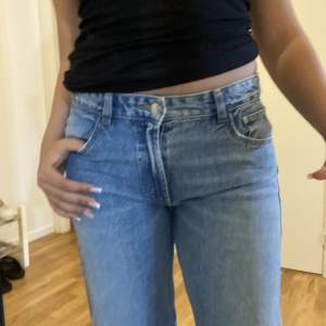 Supersnygga low Waist straight leg Zara jeans. Dem är helt oanvända, och det är inget fel på byxorna. Säljer dem pg av att dem vart för korta på mig. Perfekt till dem som är kortare än 165 cm!! 🫶🏼Storlek 38, passar mest 36!  Köparen står för frakt! 🤍💗 