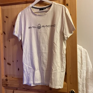 Sail racing T-shirt  - Sail racing T-shirt i storlek L. Den är i bra skick, inte använd så mycket. Finns inga hål eller likande. 