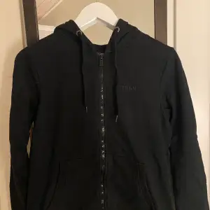 Säljer denna svarta zip up hoodie som är helt oanvänd då den inte passar mig dessvärre. Jag står ej för kostanden på frakten.
