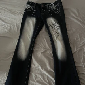 Blue queen jeans - Intressekoll på mina BLUE QUEEN jeans. använts typ 2-3 gånger men är i nyskick ( inga defekter ) om ni har frågor skriv till mig🫶🏼om fler är intresserade kommer budgivning startas. fri frakt just nu och 14 dagar framåt🫶🏼