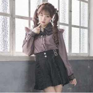 Rojita blus - Vacker blus från det japanska märket Rojita i nyskick. Köpt i deras butik i Shibuya109. Säljs då jag helt enkelt inte använder den tillräckligt! (Färg liknar mer den i modell bilden än i bilderna då jag bär den) 