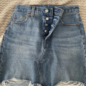 Levis kjol - Passar mig som är strl S! Knappt använd