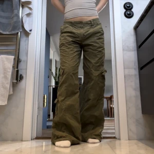 BDG cargos  - BDG bootcut cargos från urbanoutfitters. i modellen ”Y2K cargos”. i fint skick, knappt använda. nypris ca 700, st s men passar xs också. 