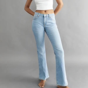 Low waist bootcut jeans  - Säljer dessa dessa low waist bootcut jeansen från Gina tricot! Väldigt fint skick, strl 38. Har tyvärr blivit förstora för mig som nu är en 36. Färgen heter it blue (5150). Ordinarie pris: 499kr mitt pris: 250kr 💗