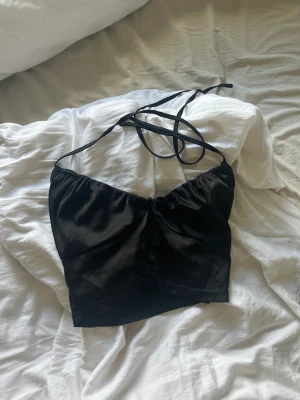 svart linne - linne med knyte runt halsen