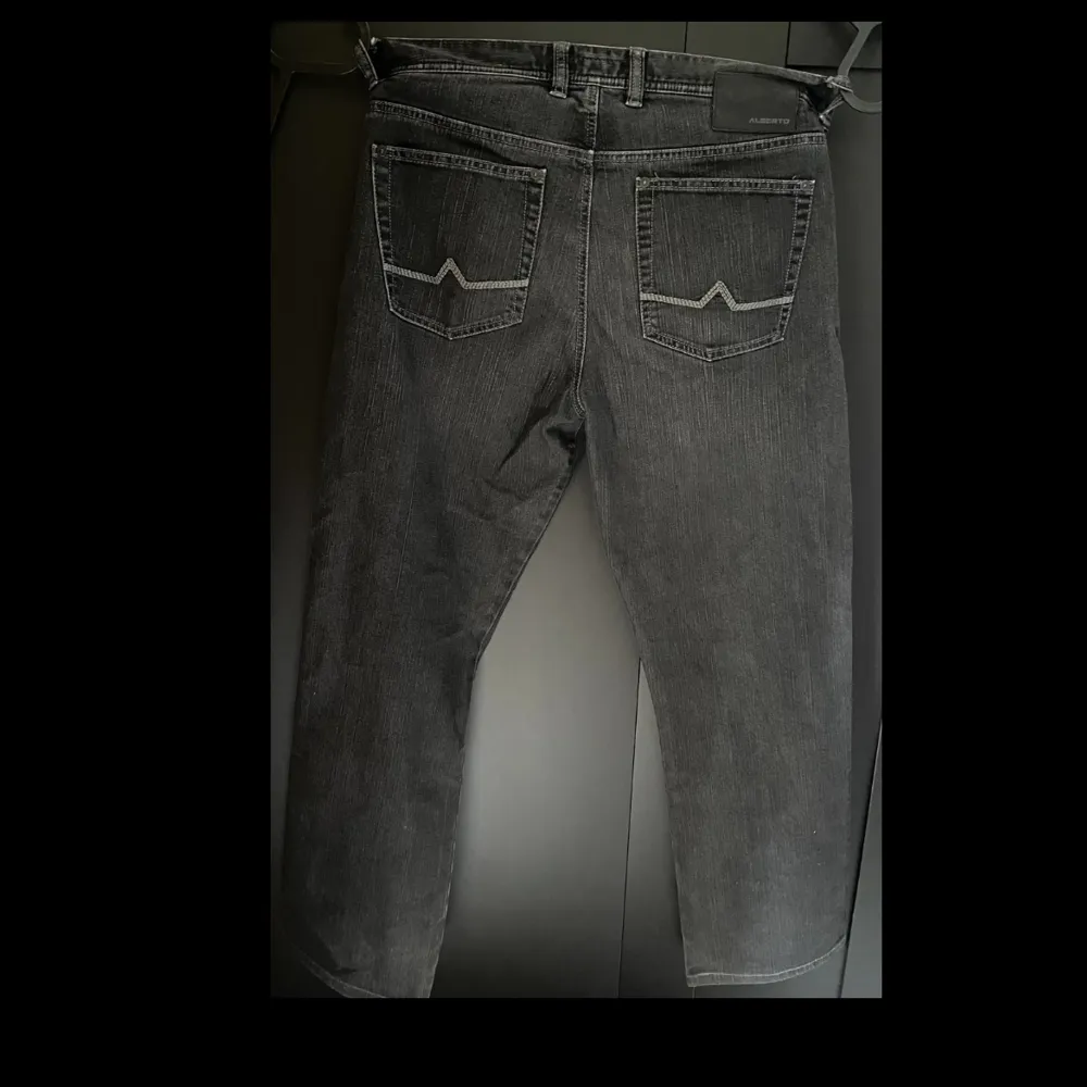 Mörkgråa vintage jeans från ALBERTO i mycket bra skick. Jeans & Byxor.