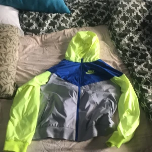 Nike jacka  - Bra Nike jacka perfekt för våren helt oanvänd 
