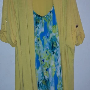 Tröja - Bra skick, en-dels-outfit, kommer med en fin accessoar som man kan fästa i tröjan, mått 2xl