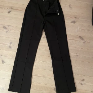 Kostymbyxor från GinaTricot! - Säljer dessa fina kostymbyxor från Gina då de tyvärr aldrig kom till användning! Kostymbyxor med slits på insidan. Storlek 34 💕