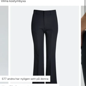Kostymbyxor från bikbok!  - Säljer dessa fina och populära kostymbyxor från bikbok! Storlek 34. Nypris 500, jag säljer för 250kr💕