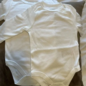 Bebiskläder 3-6 månader  - Helt ny oanvänd. 2st vita bodys för barn 3-6 månader. Bra material. 