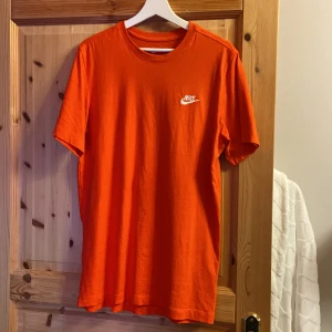 Nike T-shirt  - Nike T-shirt som är i storlek M. Den är i nyskick och knappt använd. 