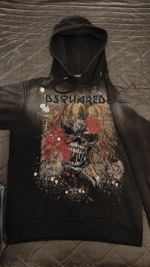 DSQUARED2 "World Tour 95" - Riktigt fet DSQUARED2 hoodie som är slut överallt sedan flera år. Köptes i Singapore 2019. Sparsamt använd, och aldrig maskintvättad. Nypris: 6200 kr. Se länk: https://www.vitkac.com/tw/p/printed-sweatshirt-dsquared2-sweater-170981