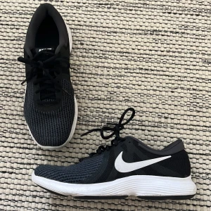 Skor - Knappt använda skor från Nike i strl 39💌